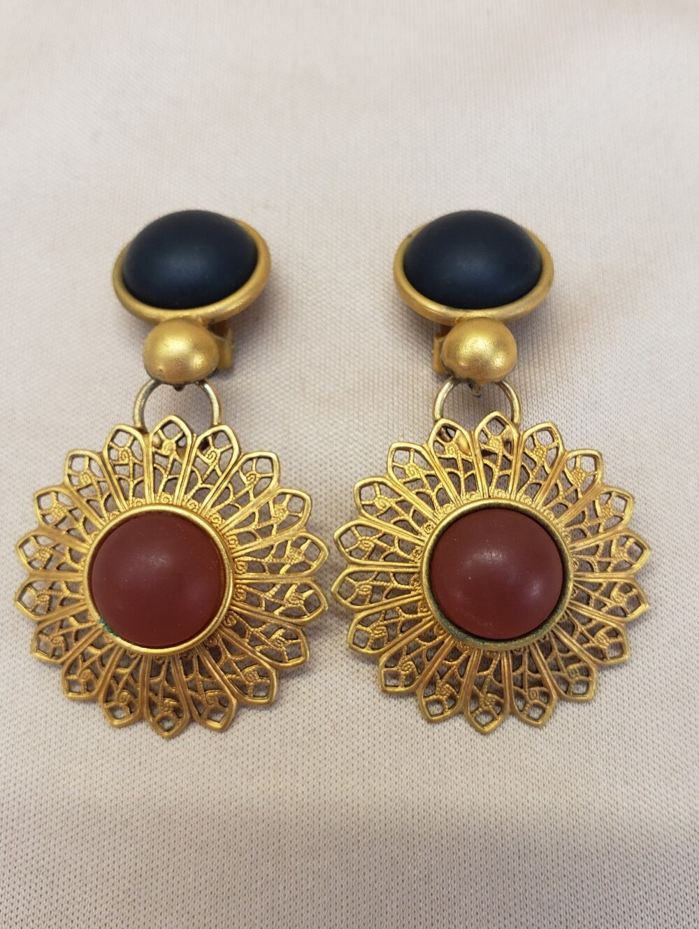 Dina Panagopolous Open Work Black and Auburn Cabachon Clip on Earrings Vtg